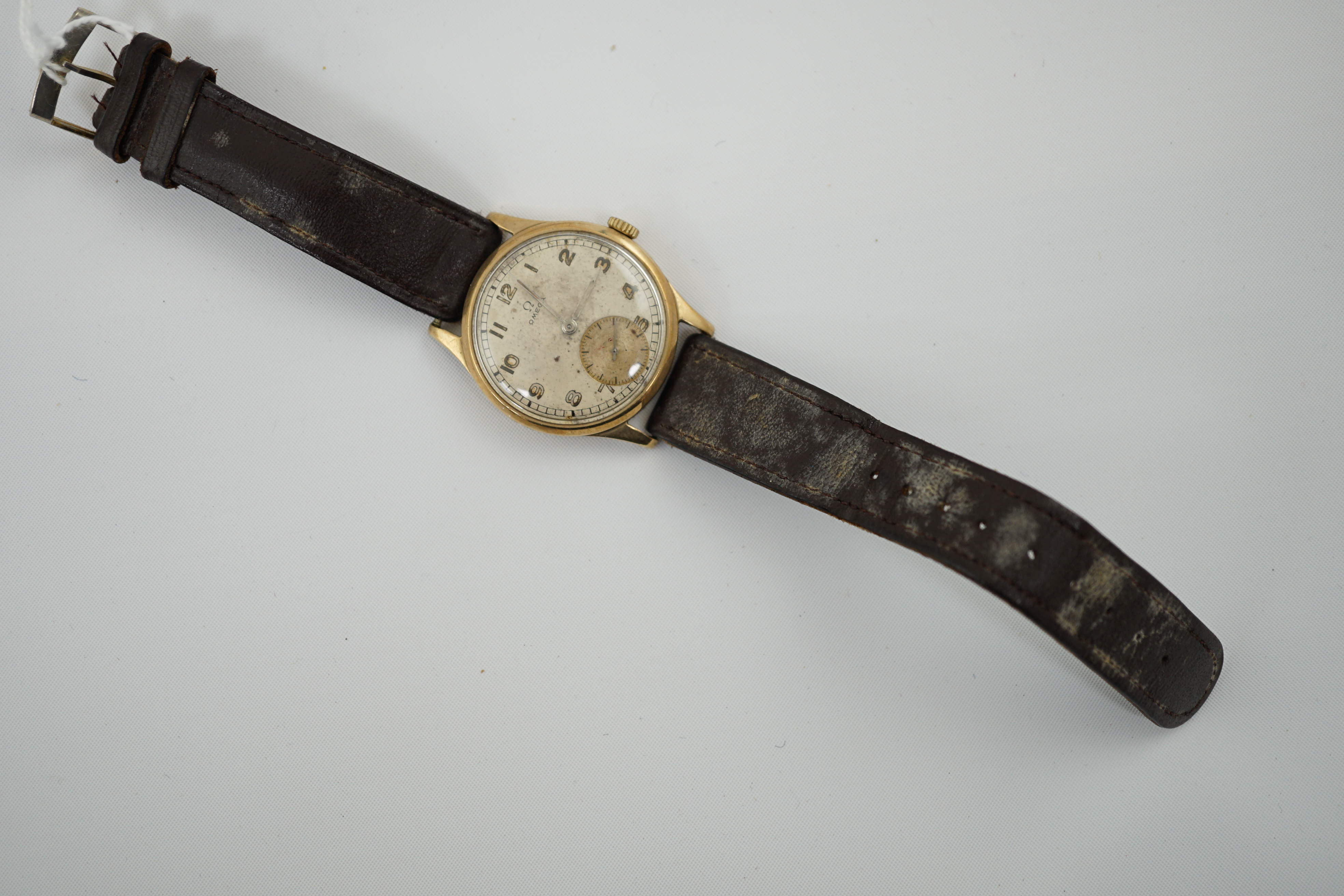 A gentleman's early 1940's 9ct gold Omega manual wind wrist watch